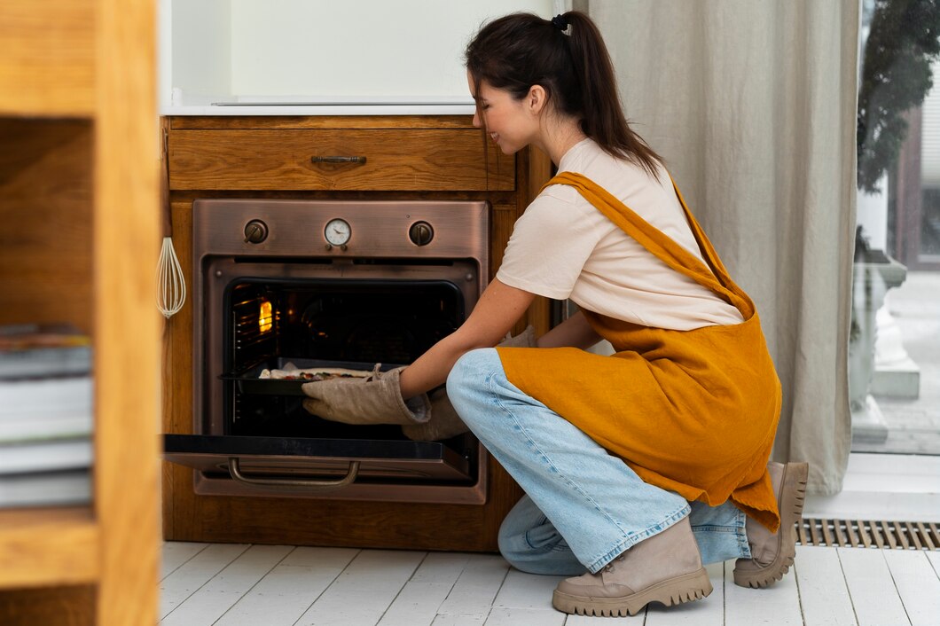 wanita sedang memasukkan makanan ke oven